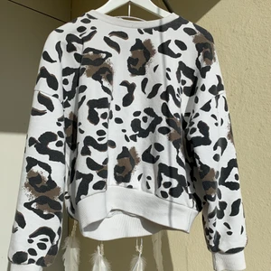 Tröja - Leopard tröja. Köparen står för frakten 💕👌buda gärna 💕