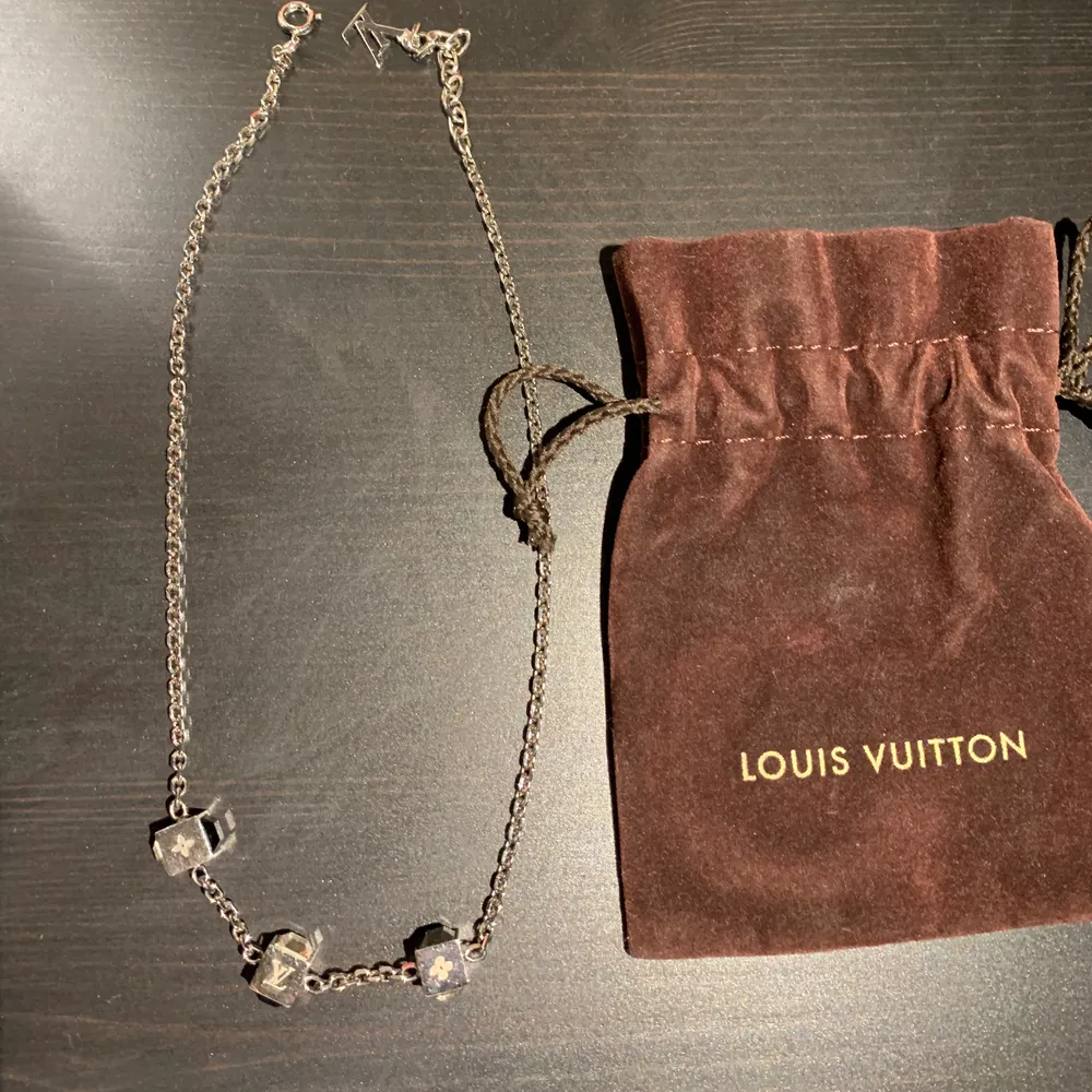 Kollar intresse för mitt fina gamble Louis vitton halsband i silver. Äkthetsbevis från Vestiaire! Köpt för 4500kr. Finns inte längre i butik. Endast använt fåtal gånger. Köparen står för frakt 📦 . Accessoarer.