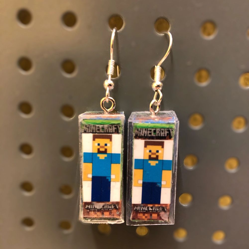 Örhängen-Minecraft Steve. Ca 2x1 cm. ⚠️❗️Finns Endast ett par❗️⚠️❗️Fri Frakt❗️ 🚫Tål ej vatten🚫 🔔Vänligen meddela bara om du har funderingar eller om du har bestämt dig för att köpa🔔 . Accessoarer.