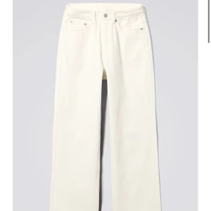 Vita jeans! - Weekdays rowe jeans, superfina! Passar till en vardaglig look med guldsmycken🥰✨