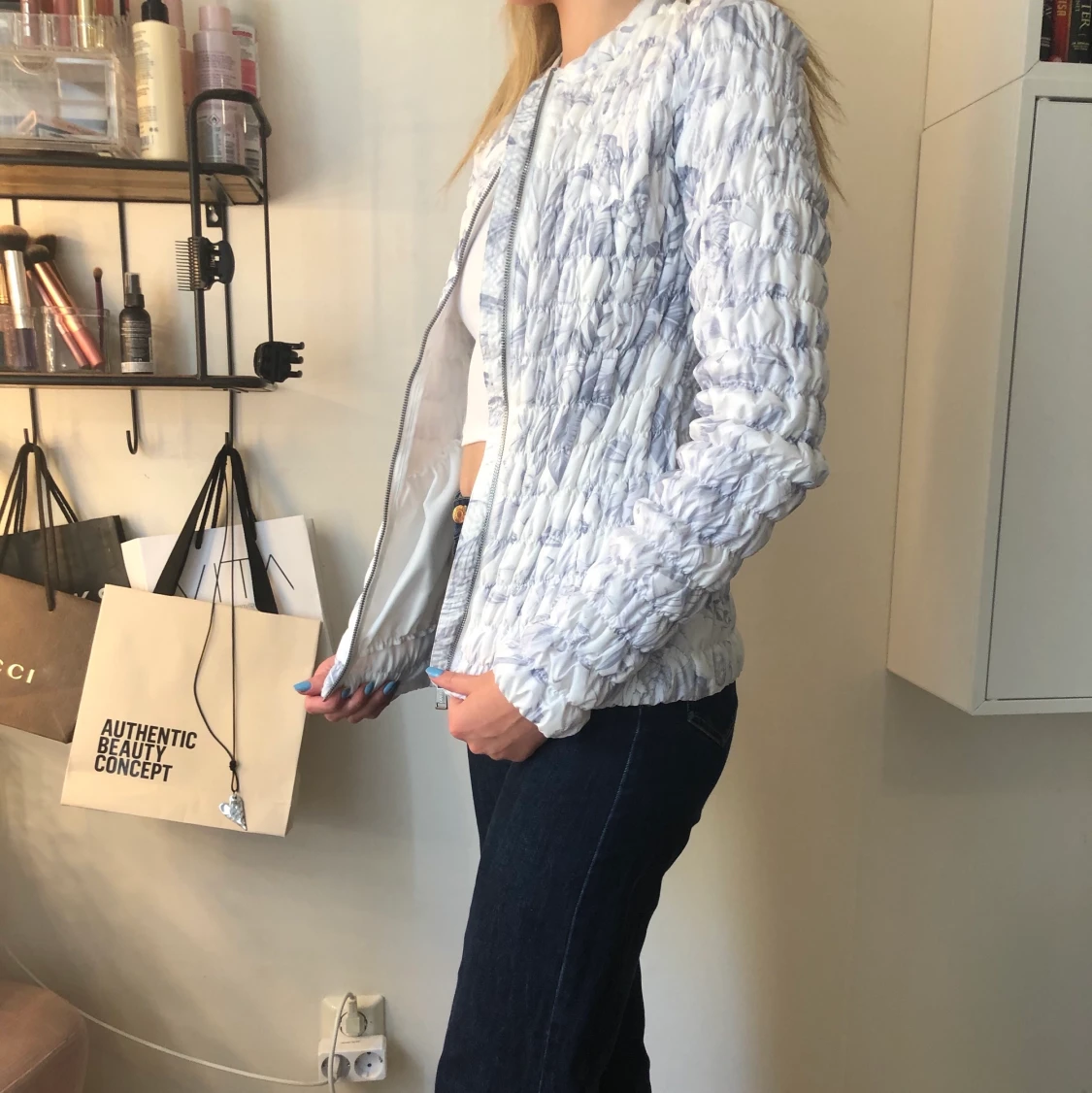 Vit jacka med blått mönster - 90