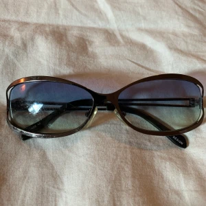 Tinted y2k sunglasses - Blå gröna solglasögon. Säljer billigare för har använts så mycket och e lite repiga, syns dock inte när man har på sig dem. Frakt 11kr