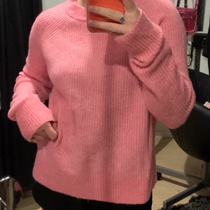Rosa stickad tröja  - Jättemysig rosa stickad tröja, perfekt nu när det börjar bli kallt!! 