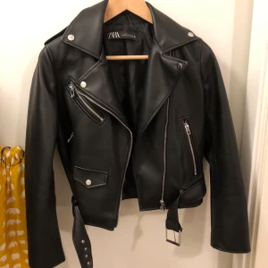 Skinnjacka  - Skinnjacka från zara, använd men i väldigt bra skick, nypris 550 kr, mitt pris 280 kr exklusive frakt. Kontakta för mer info