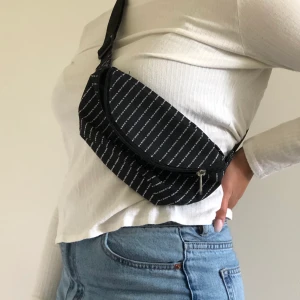 Väska - Säljer en magväska, knappt andvänd. Den är i nyskick 🤍🤍 För mer info, skicka privat.