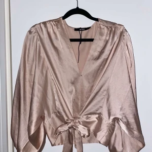Blus Bik Bok strl S/M helt ny - Jättefin blus från bik bok av silkes material helt ny aldrig använd.
