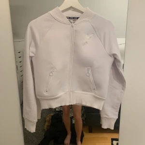 Hunkemöller - En träningskofta/jacka från hunkemöller. Rätt säker på att den utgått från deras sortiment. Aldrig använd. 
