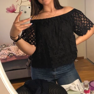 Svart blus - Svart blus i fint skick så den knappt är använd. Från new look köpt i london men inte riktigt min stil längre och därför säljer jag den. Köparen står för frakt eller så kan kag mötas upp i Sollentuna området. 