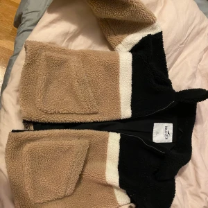 Holister Teddy coat  - Helt ny har bara testat. Bud ligger på 600 just nu  🤍 