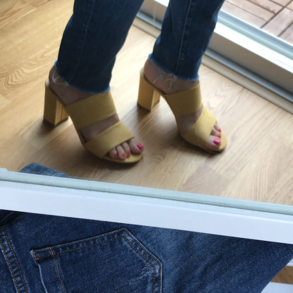Nya sandaler med klack i jätte fin gul färg. Passar perfekt till jeans men även till klänningar. Säljer pga flytt och darav garderobrensning. Vid köp av flera saker paketpris kan ordnas! Finns i Upplands Väsby annars kan skickas, då köparen står för porto. . Skor.
