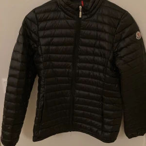 Monclear jacka i stl.2 - Moncler lättdunsjacka i svart. Köpt i Kina. Helt ny. Stl.2 som stl S