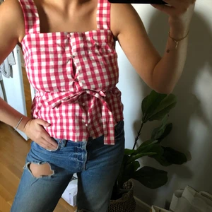 Fin topp från mango - Topp ifrån mango, aldrig kommit till användning för att den är för liten. Band som man kan byta antingen bak eller fram! Strl M ❤️