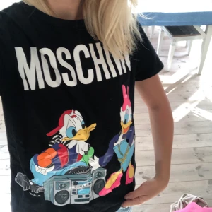 Moschino X Hm - Super cool T-shirt i från Moschino x hm! Storlek S🧚🏼‍♀️