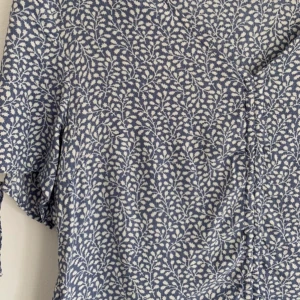 Blommig blus  - Superfin blommig blus. Kan knytas beronede på vilken passform man vill ha💕💕