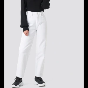 Säljer NAKD vita mom jeans!  - Storlek 36, aldirg använt är för stora förföra säljer!  Säljer för 260 krmen kan sänka priset vid snabb affär köptes för 400kr vid intresse HÖR AV ER! 