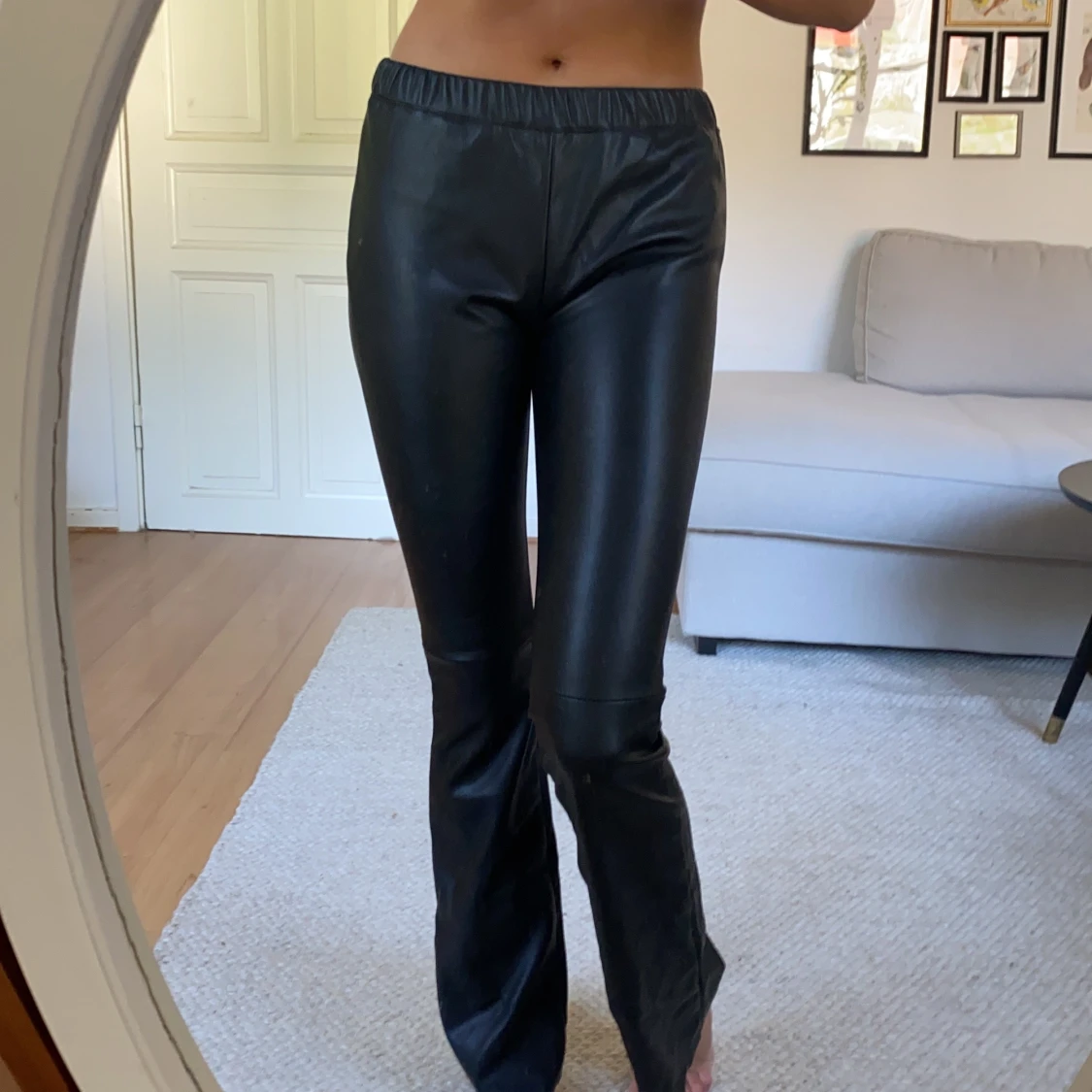 Fakeläder byxor från NA-KD stl 34