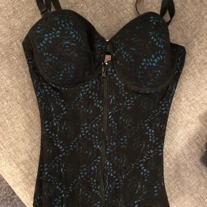 Jättefin ny korsett i spets 💄 - Ny korsett i spets 💄 •Storlek S •Pris: 85 kr 📮Kan skickas mot fraktkostnad 🚫Djurfritt och rökfritt hem 