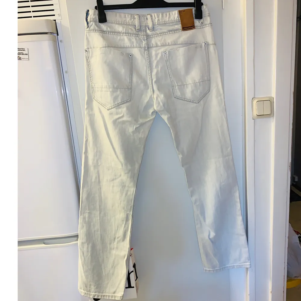 Fishbone jeans str 34/32 i ny skick (endast använda 1 gång).  Kolla gärna in mina andra inlägg, Vi intresse av fler varor så fixar jag ett bra paketpris!. Jeans & Byxor.