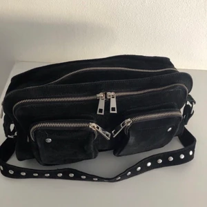 Nunoo bag ”Alimakka NeW Suede” 💗🦄 - 💘💘en äkta Nunoo bag i mocka & bra skick som passar till allt!! Den är väldigt rymlig om man vill bära med på mycket prylar🦋 Om du är intresserad av måtten på väskan kan du höra av dig till mig✨✨  Orginalpriset : 1500kr , mitt pris: 450kr !!! 