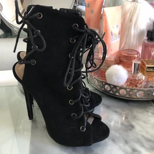 Skor 36  - Snygga klackar använda endast 2/3 gånger så de är i väldigt fint skick. Storlek 36 