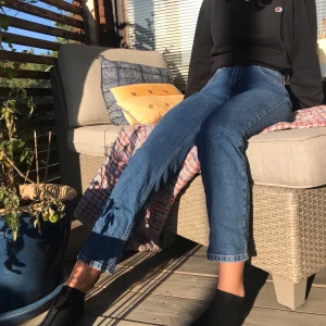 Vero Moda Mom jeans - Snygga Vero Moda mom jeans som inte kommit till användning. Köpta för 299 Nästan nyskick, använt typ 3 gånger. Kontakta privat för fler bilder och frågor :) 