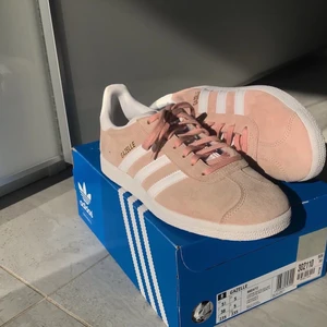 Adidas Gazelle Skor - Säljer dessa fina och i princip nya @adidasoriginals pga storleken. De är endast använda en gång i bara någon timma vilket betyder att de är i ett nyskick.   Storlek: 38 Modell: Gazelle  Ord. pris: 999 kr Pris: 300 kr (frakt tillkommer, oklart mer hur mycket det blir). Priset kan diskuteras😊