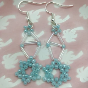 Handgjorda pärlörhängen ❄️ - Handgjorda snöflings-örhängen gjorda av glaspärlor.❄️