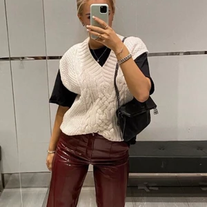 Stickad Väst - Stickad väst köpt ifrån h&m slutsåld. Buda! (Inte min bild på 1)