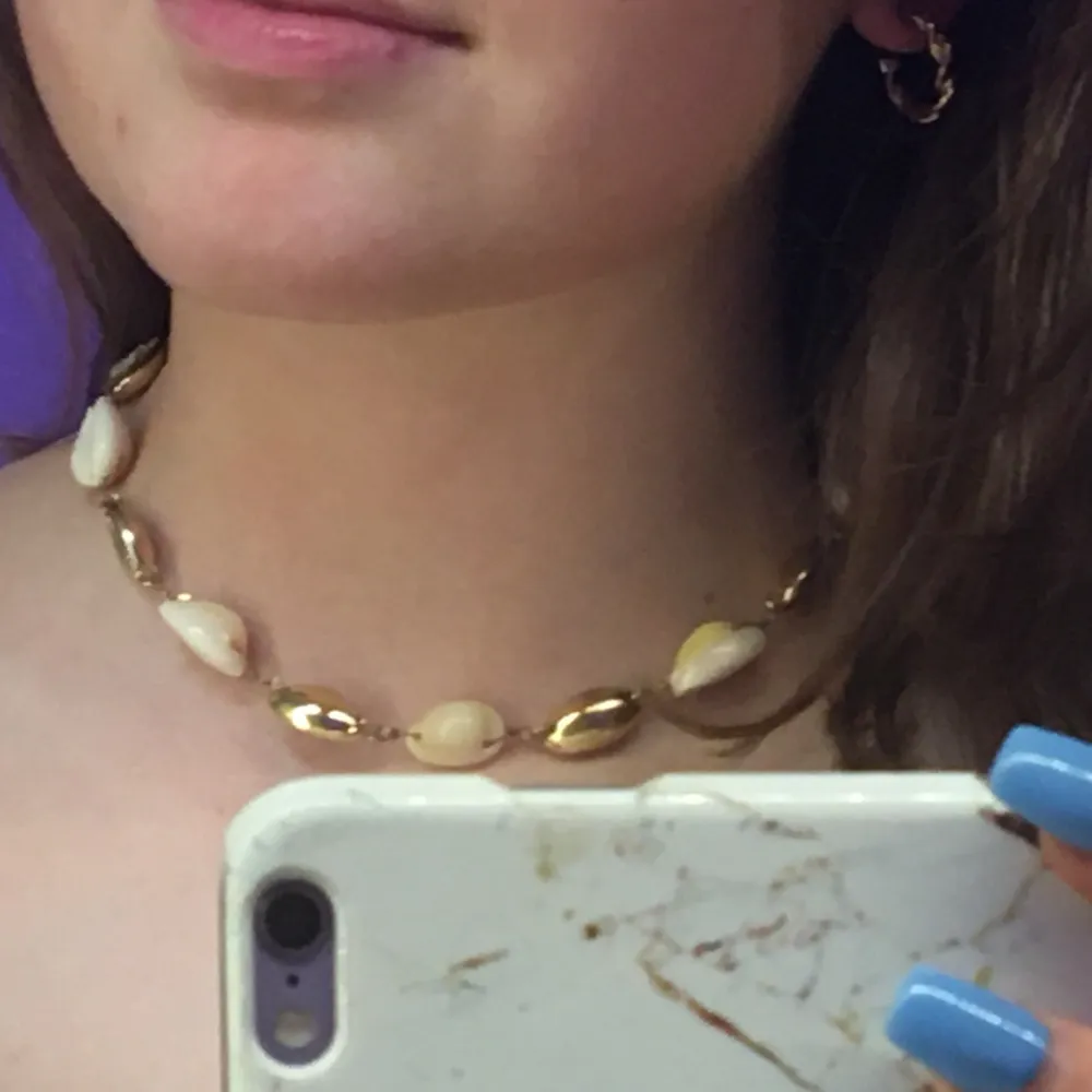 Säljer mitt snäckhalsband från HM! Bra skick men den guldiga färgen är lite avsliten vid spännet, detta syns dock inte när man har på sig halsbandet. Nypris tror jag var 99kr, mitt pris 30kr+ frakt, eller budgivning med start på 30kr om intresse finns, buda då i kommentarerna ❤️. Asusteet.