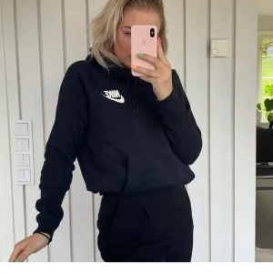 Nike hoodie - INTE MINA BILDER🖤 Svart Nikehoodie köpt på plick, används inte längre, men i superskick! Storlek S, köparen betalar frakt✨