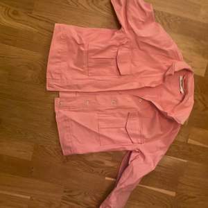 En fin rosa jacka i storlek 34. Den är ifrån nakd och säljs för 100kr. 