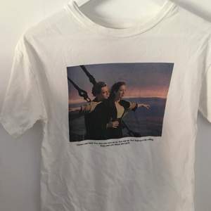 Vit t-shirt från pull&bear med titanic-motiv i storlek XS🥰 Frakt ingår i priset! Stryker och tvättar den innan den skickas 🥰