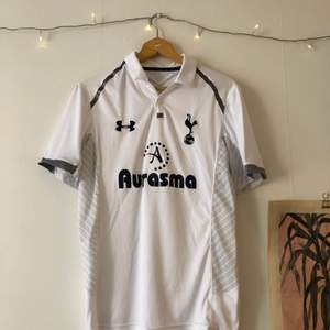 Tottenham officiella matchtröja, från 2013, köpt i London på Harrods. Äkta! Aldrig använd, dock fått en mindre grå fläck på bröstet som knappt syns. Frakt tillkommer & betalas av köparen! 
