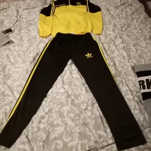 Adidas dress - Jag har en adidas dress som jag vill sälja i storleken S. Jag kan posta den om köparen står för frakten. 