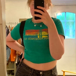 Tshirt - San Fransisco - Superfin tshirt! Passar allt från XS-L beroende på hur man vill att den ska sitta, jag på bilden är ca M! Kan mötas upp i Stockholm eller frakta🥰