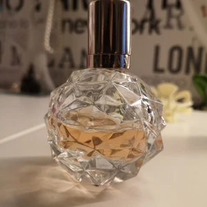 Ariana Grande parfym - Ariana Grande parfym som jag inte använder länge och har bara blivit stående. Flaskan är halv full och original priset var 650kr så därför säljer jag för 200 istället ☺️ Luktar jätte gott och är inget fel på den