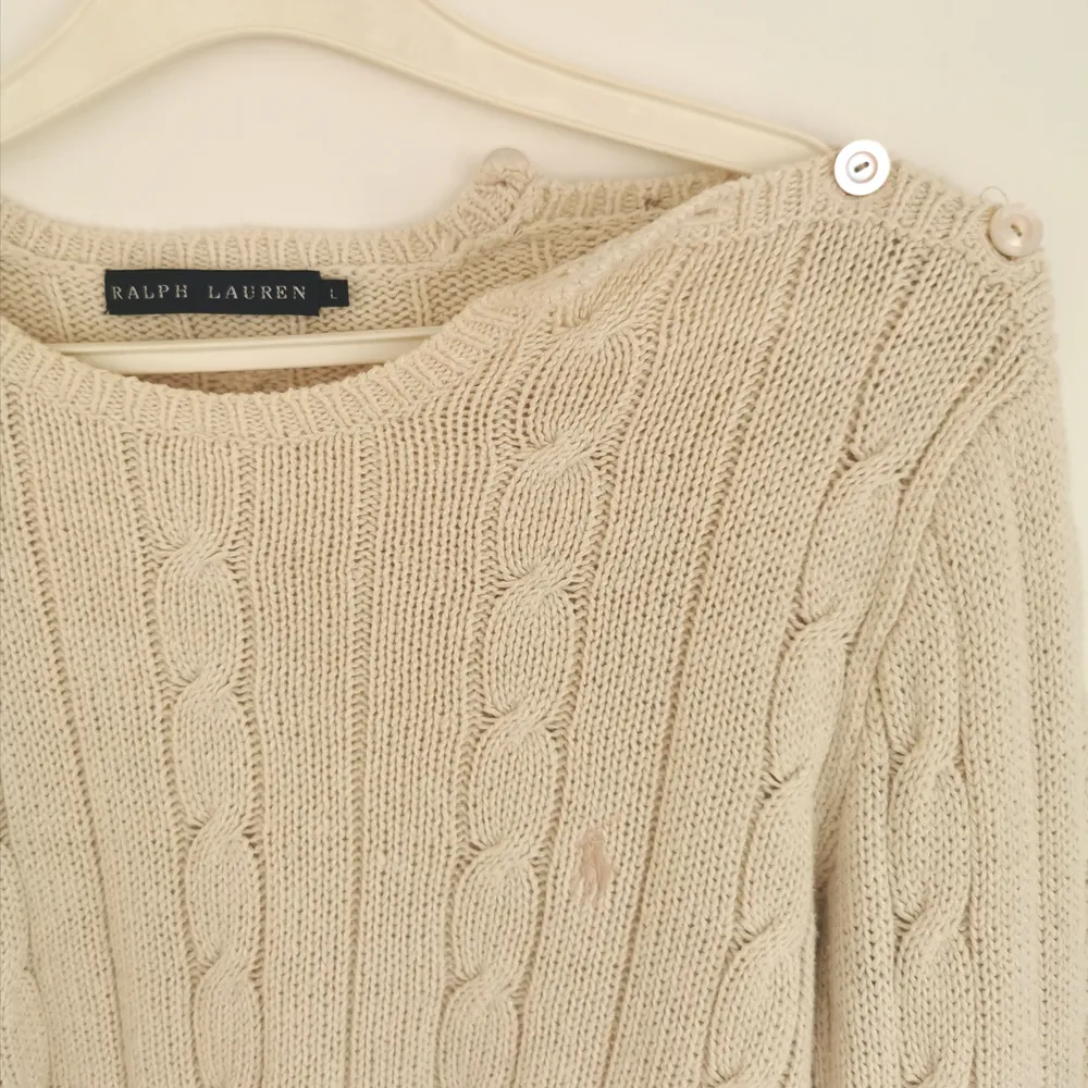 Stickad tröja från Ralph Lauren, fin detalj med knappar, strl L, liten i storleken, frakt ingår i priset 💕. Stickat.