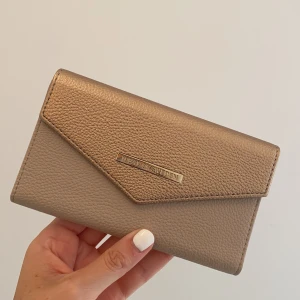 Korthållare/mobilskal - Korthållare och mobilskal i ett. Perfekt! Passar till iphone11. Oanvänd! 