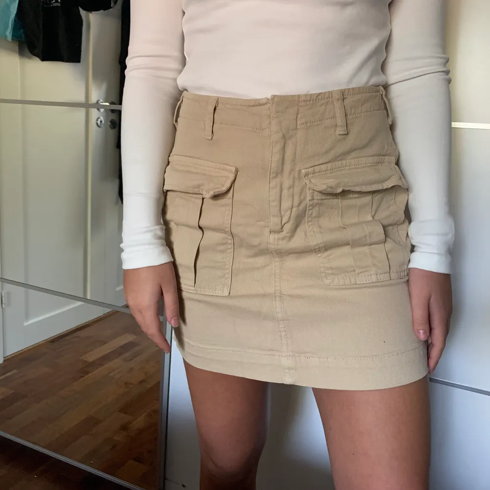 Säljer min supersnygga kjol från Gina i storlek 38, endast använd två gånger! Frakt tillkommer💗. Kjolar.
