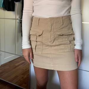 Säljer min supersnygga kjol från Gina i storlek 38, endast använd två gånger! Frakt tillkommer💗
