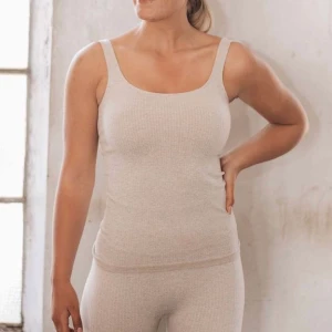 Aim’n träningslinne  - BEIGE RIBBED SEAMLESS SINGLET stl S                                    Helt nytt! Nypris 349:- Bud från 200:- Frakt ingår i priset. 