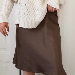 Brun siden kjol 🤎 - Jättefin siden kjol! Köpt second hand, aldrig använd.’.