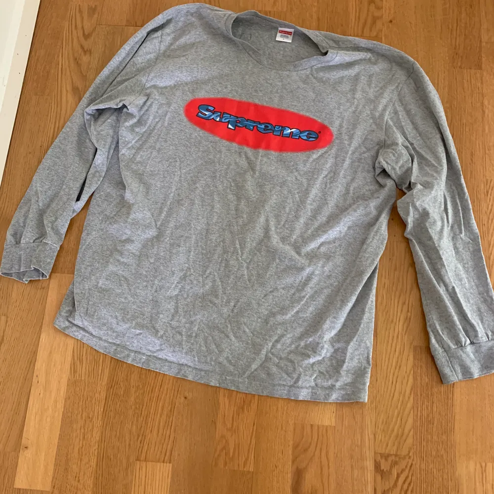 LS t-shirt från första droppet spring/summer 2018. Köpt från Supremes hemsida. Cond:6/10. Retail ca 600kr (ink. Shipping). Skjortor.