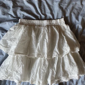 Vitvolang kjol i strl S - Säljer denna skit snygga kjolen ifrån Byanastasia i storlek S. Fick hem den i fel storlek så den har inte kommit till användning. Kjolen är i väldigt bra skick. 