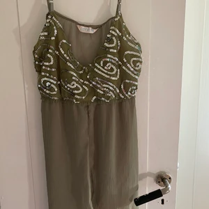 Olivgrön topp - Olivgrön topp med silvriga paljetter på, frakt är inräknat 