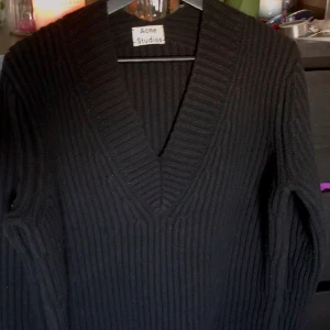 knappt änvänd acne tröja - jättemysig stickad ull tröja acne studios, tröja perfekt för hösten!  org pris ca 2000-3000kr                                   priset är diskuterbart 