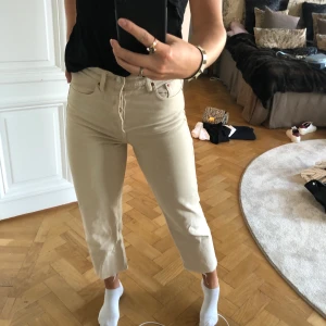 Beiga jens Zara - Skitsnygga beiga jeans från Zara som tyvärr är för korta för mig som är ca 170. Använda ett fåtal gånger. 150kr + frakt💖💖