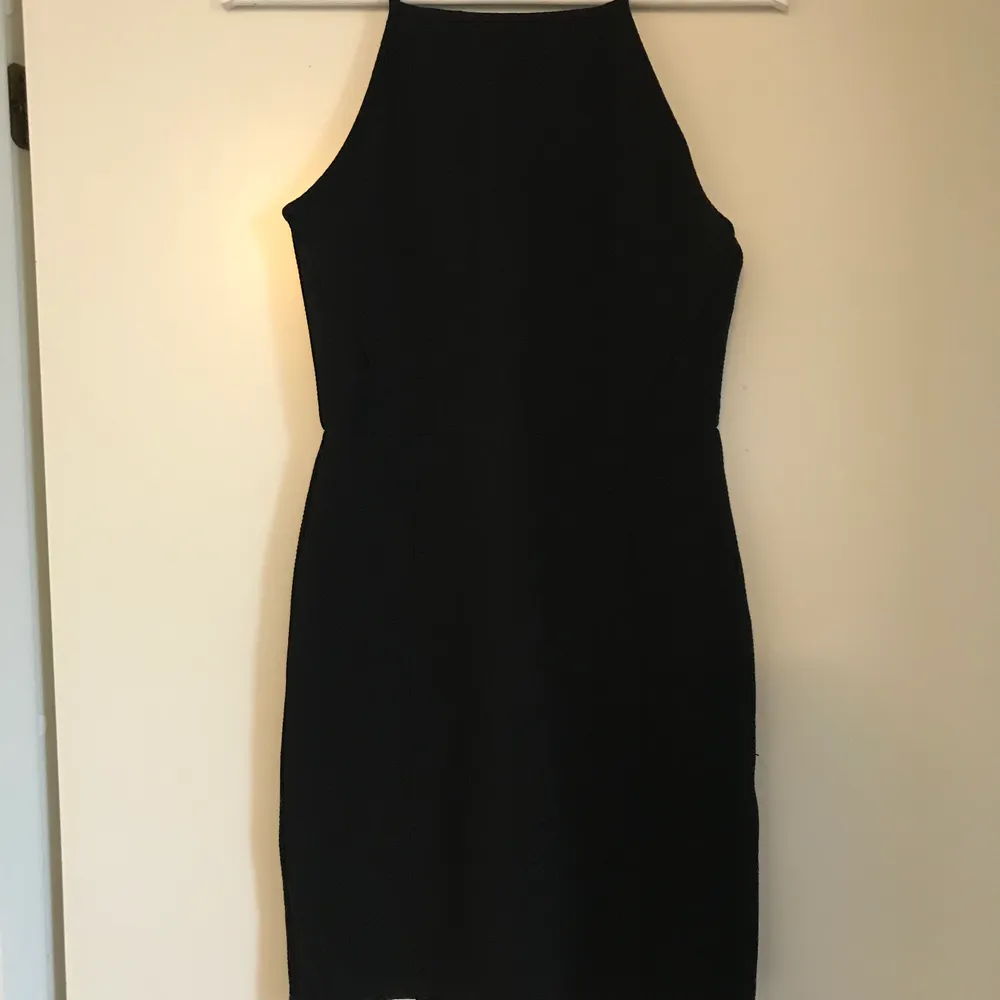 Den perfekta svarta klänningen! Sparsamt använd så i toppenskick. Storlek 38 men det är divided så därför är den väldigt liten i storlek. Passar s skulle jag säga . Klänningar.