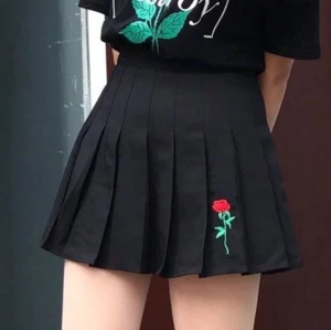 Kjol  - En supersöt kort kjol med en liten ros. Lägg ett bud :)