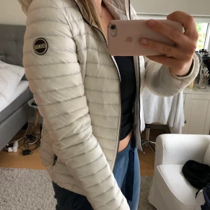 Colmarjacka - En vit colmarjacka som är använd ytterst få gånger, därav fint skick! En perfekt höstjacka!!